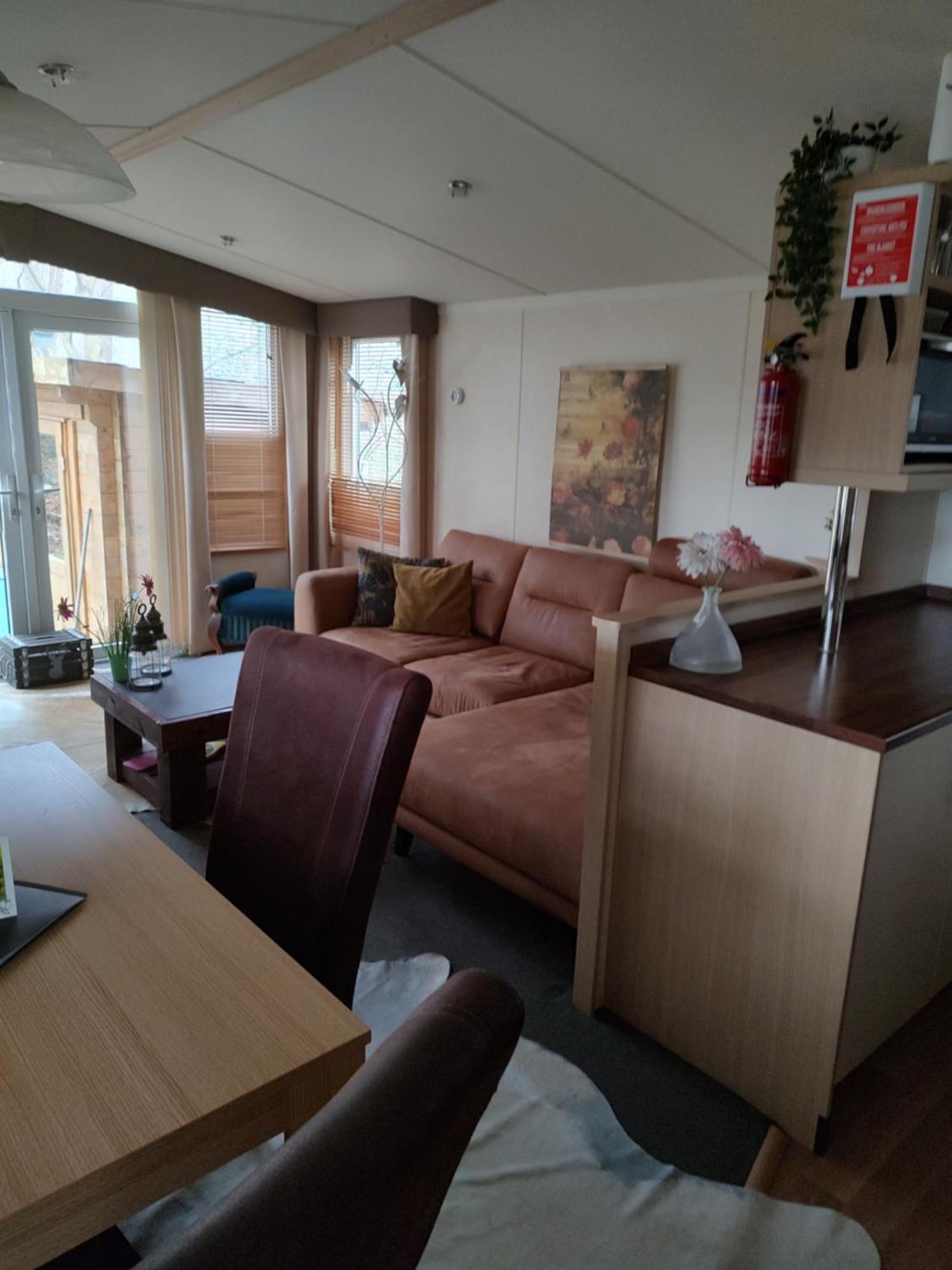 Chalet Met Veranda Aan Bosrand Vledder Εξωτερικό φωτογραφία